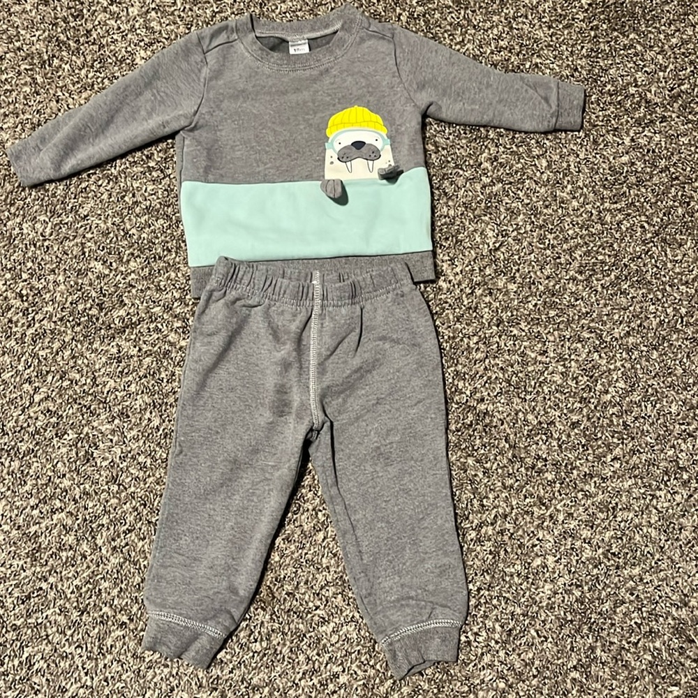 LIKE NEW- Carters set with cute seal and movable flippers
